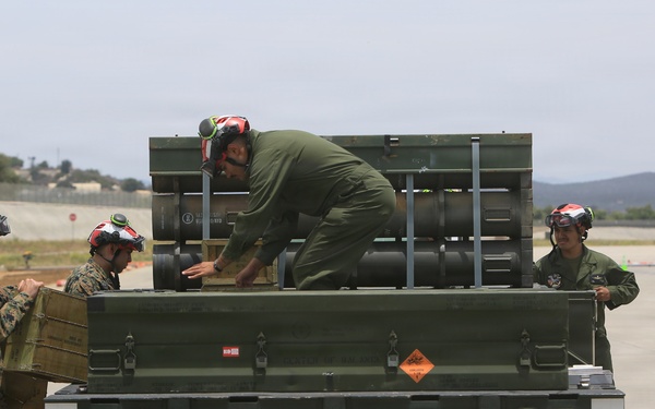 ITX 3-26 | HMLA-775 Conducts Ordnance Loading and Flight Procedures