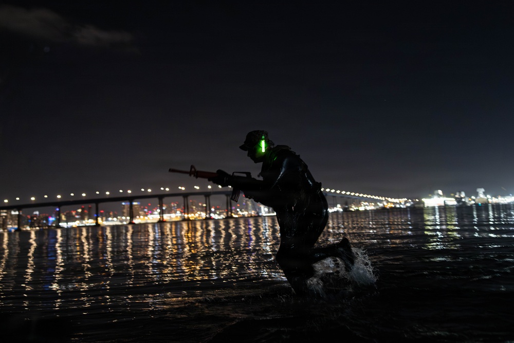 2nd Bn., 5th Marines rehearse open ocean transit, night clandestine landing