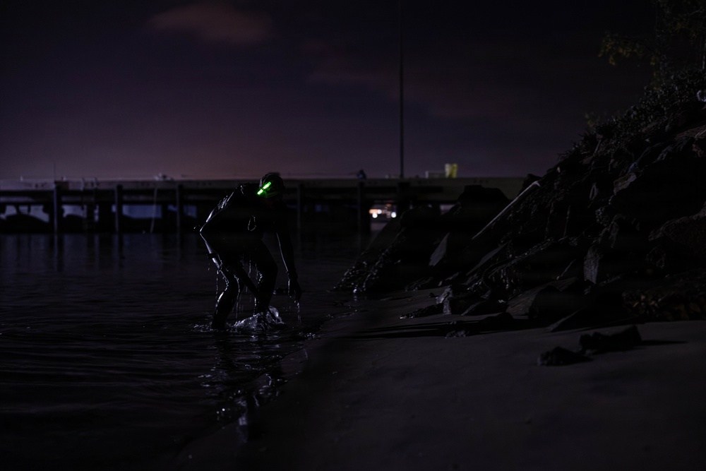 2nd Bn., 5th Marines rehearse open ocean transit, night clandestine landing