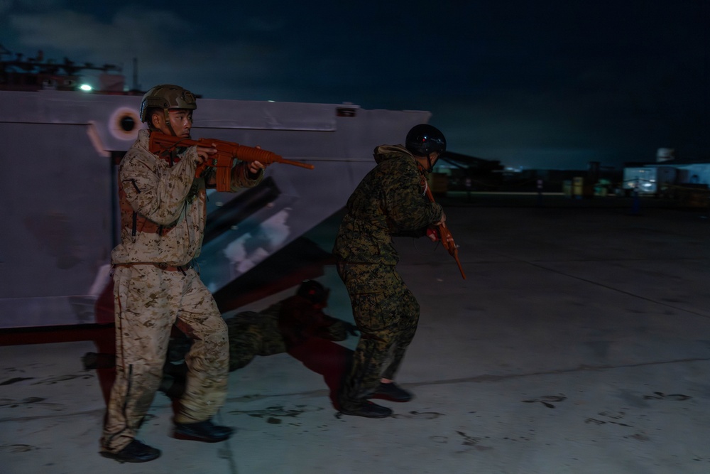 2nd Bn., 5th Marines rehearse open ocean transit, night clandestine landing