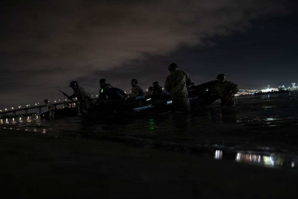2nd Bn., 5th Marines rehearse open ocean transit, night clandestine landing