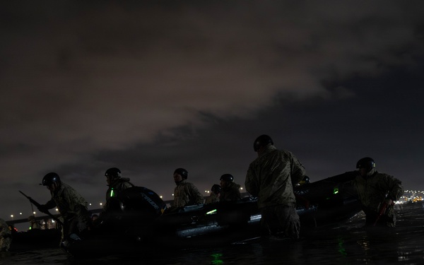 2nd Bn., 5th Marines rehearse open ocean transit, night clandestine landing