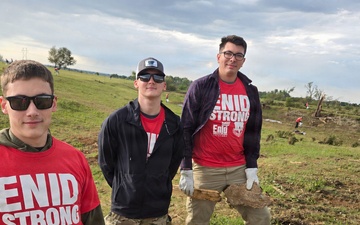 McConnell's Explosive Ordnance Disposal team delivers aid in Enid