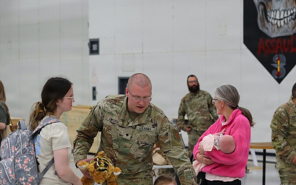 1st CAB and HHBN Soldiers Deploy to Europe
