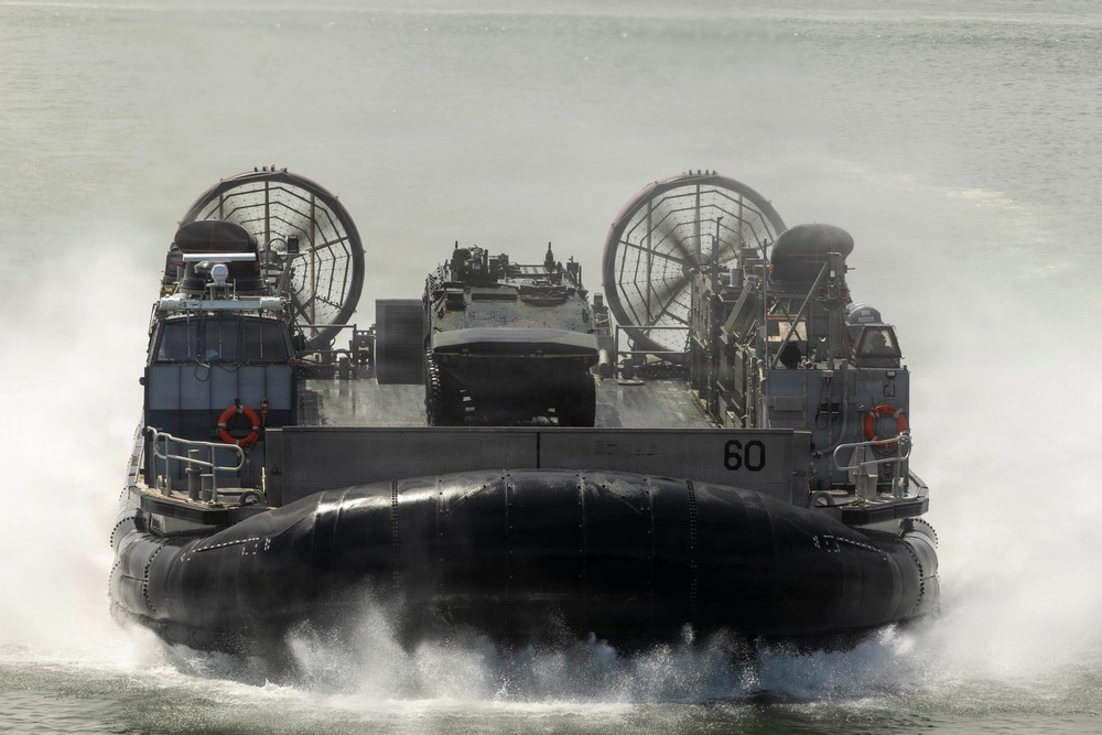 USS KEARSARGE Conducts Well Deck Operations