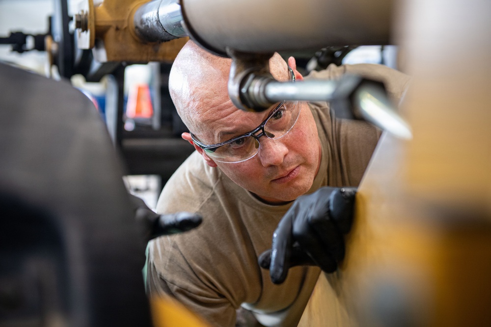 10K A/T Forklift Cylinder Installation