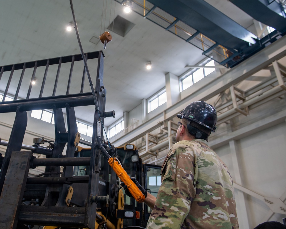 10K A/T Forklift Cylinder Installation