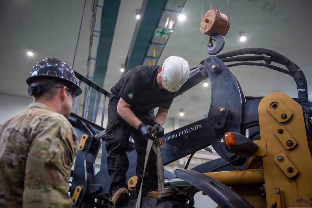 10K A/T Forklift Cylinder Installation