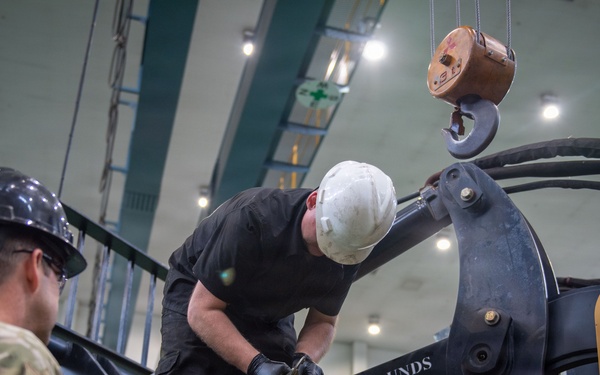10K A/T Forklift Cylinder Installation