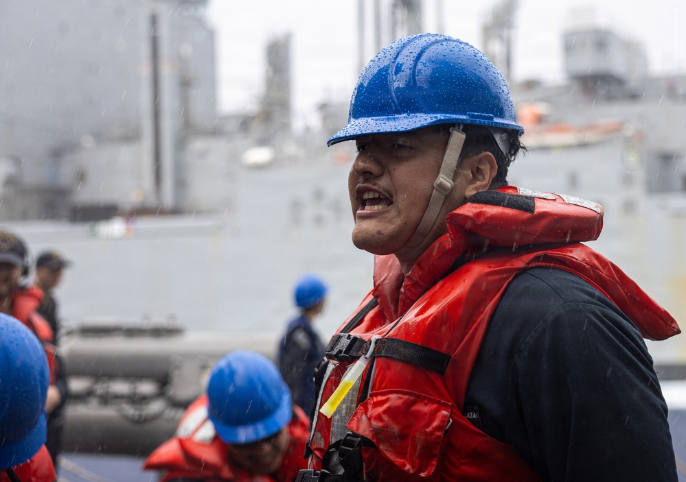 USS Mustin conducts a replenishment-at-sea with USNS Wally Schirra