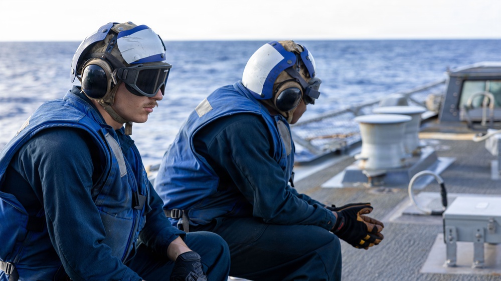 USS Mustin conducts flight operations