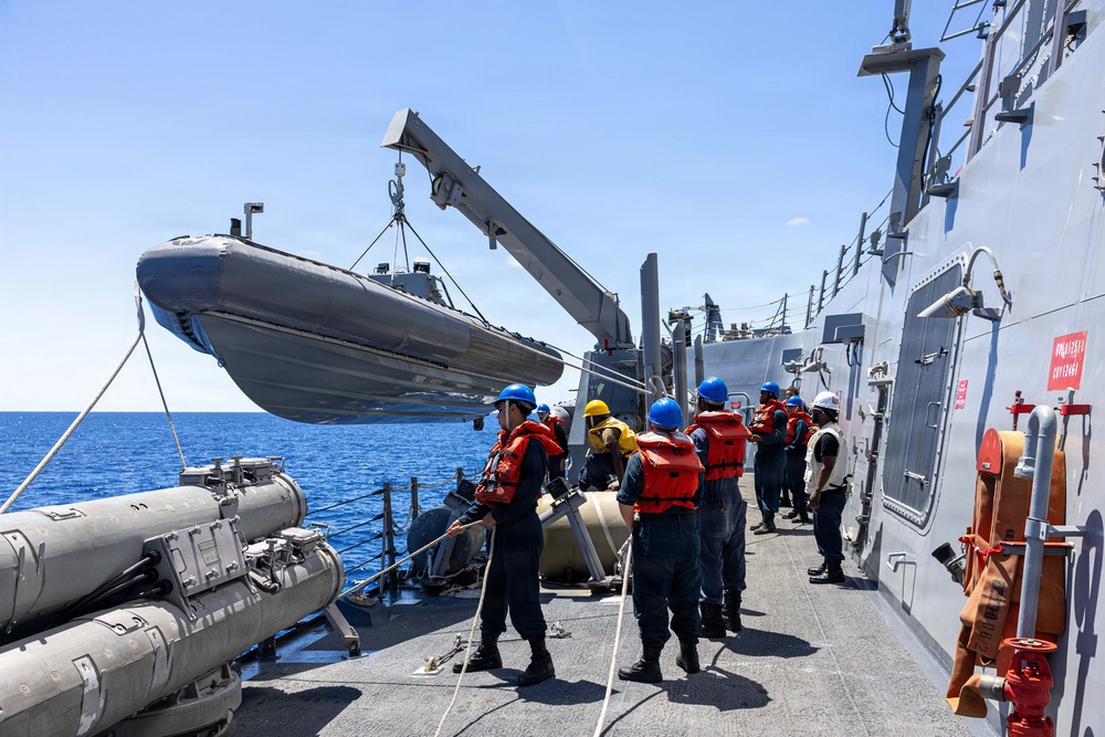 USS Mustin conducts an integrated training team drill