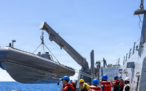 USS Mustin conducts an intergrated training team drill