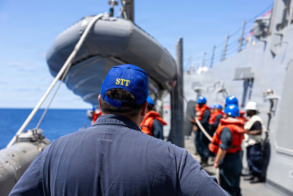 USS Mustin conducts an integrated training team drill