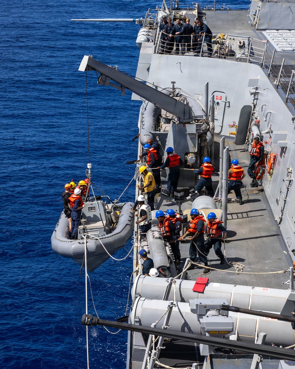 USS Mustin conducts an integrated training team drill