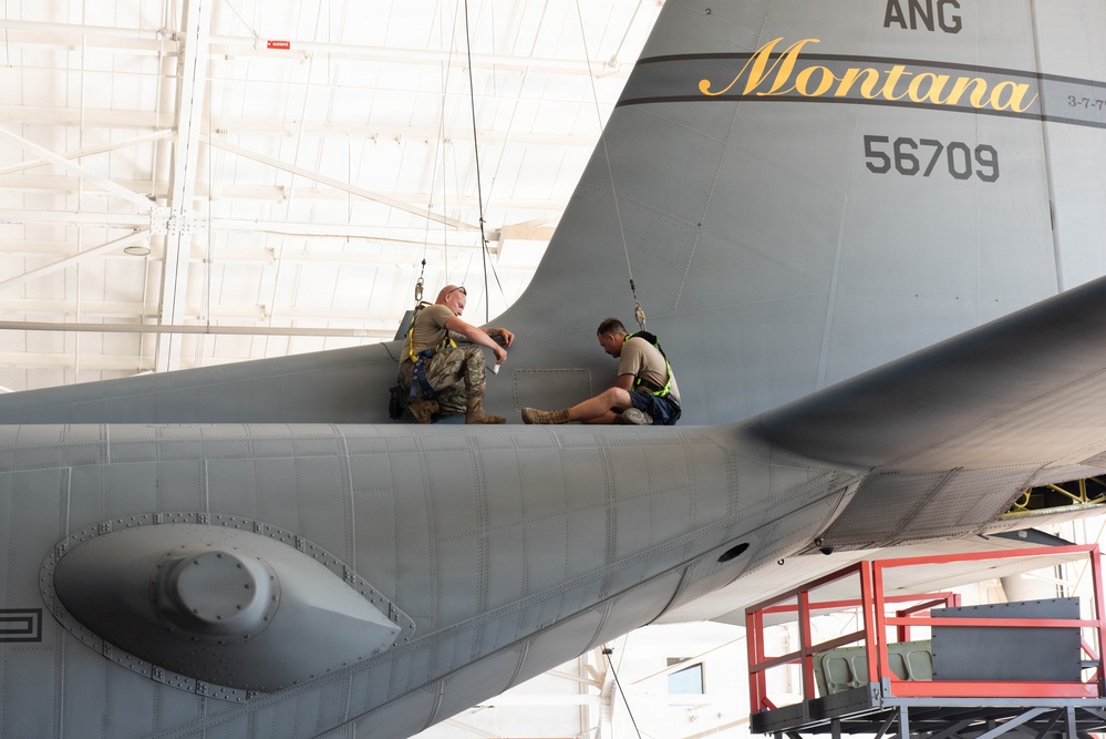 189th Maintenance Squadron Members Perform Inspection