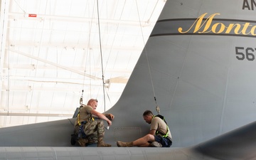 189th Maintenance Squadron Members Perform Inspection