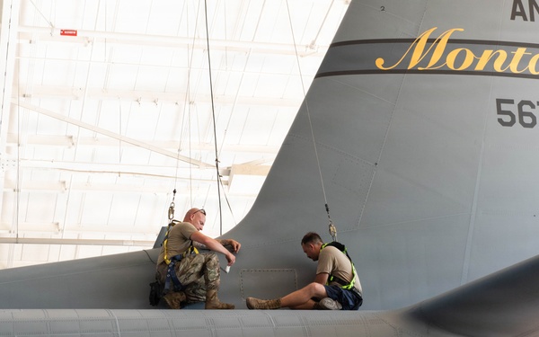 189th Maintenance Squadron Members Perform Inspection