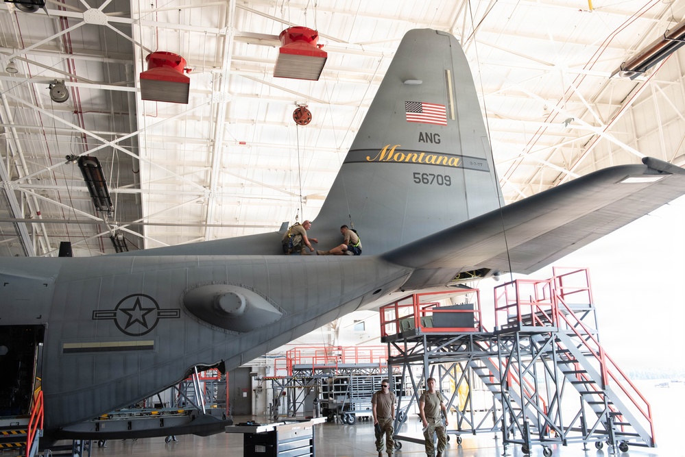 189th Maintenance Squadron Members Perform Inspection