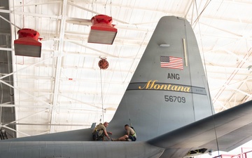 189th Maintenance Squadron Members Perform Inspection