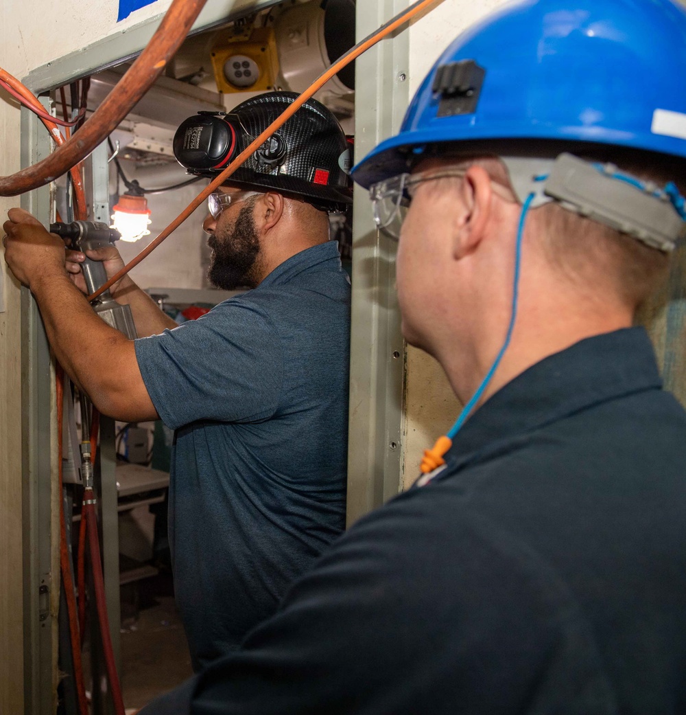 NNS Helps Sailors Use Pneumatic Drill