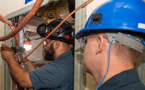 NNS Helps Sailors Use Pneumatic Drill