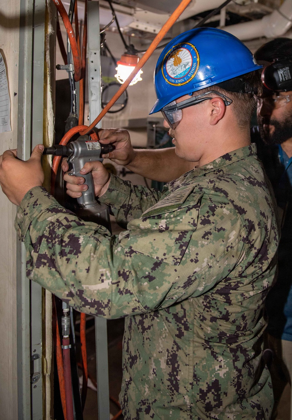 NNS Helps Sailors Use Pneumatic Drill