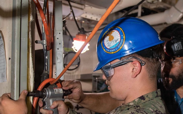 NNS Helps Sailors Use Pneumatic Drill
