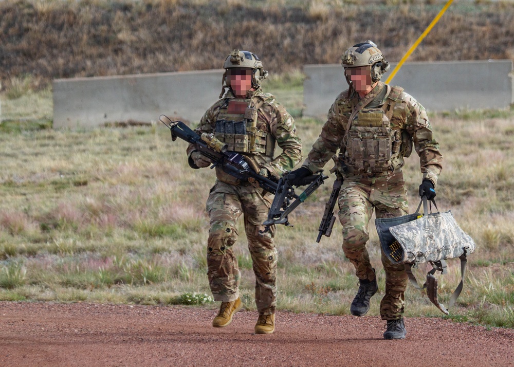 10th SFG(A) Soldiers and Green Berets Compete At The M240 Range In The Thorne Competition