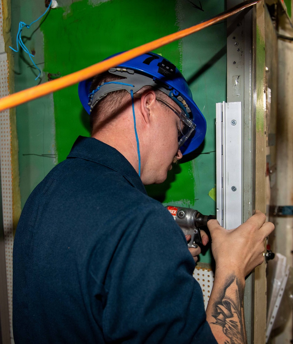NNS Helps Sailors Use Pneumatic Drill