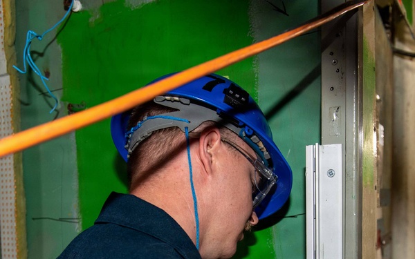 NNS Helps Sailors Use Pneumatic Drill