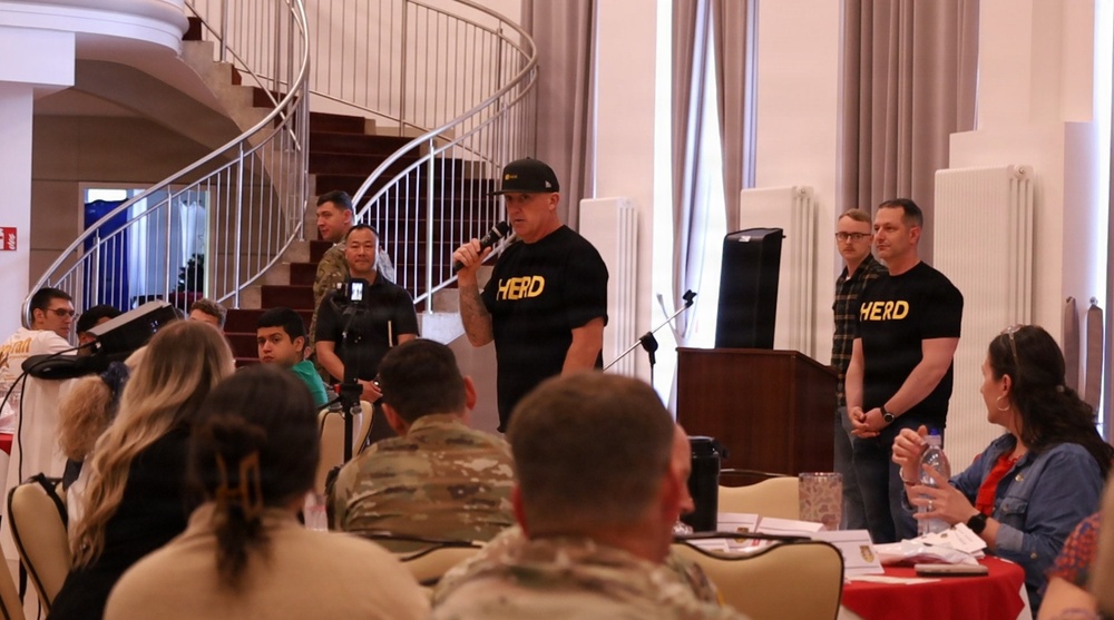 Army Leader Recognizes Soldier for Outstanding Performance