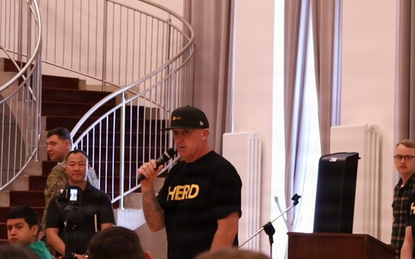 Army Leader Recognizes Soldier for Outstanding Performance