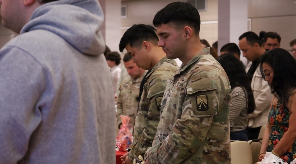 Soldiers and Civilians Join in Prayer at 95th CSSB Appreciation Dinner