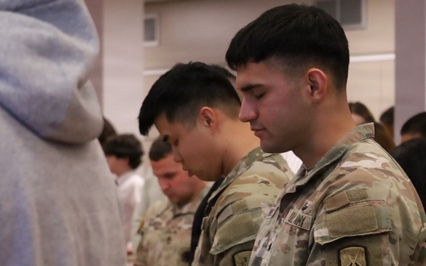 Soldiers and Civilians Join in Prayer at 95th CSSB Appreciation Dinner