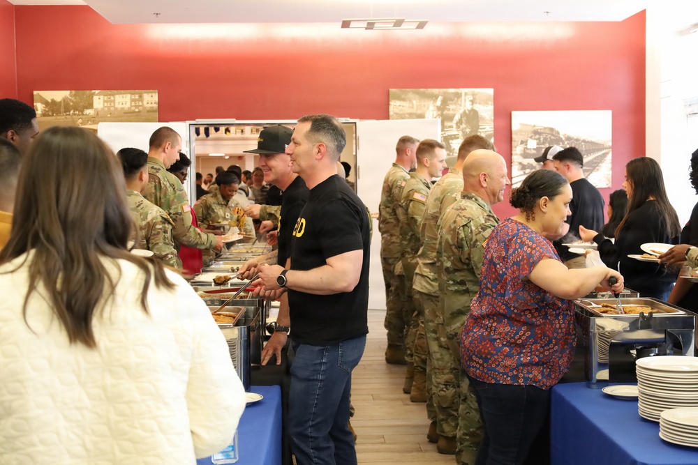 Herd Battalion Leaders Serve Soldiers and Families at UMT Appreciation Dinner