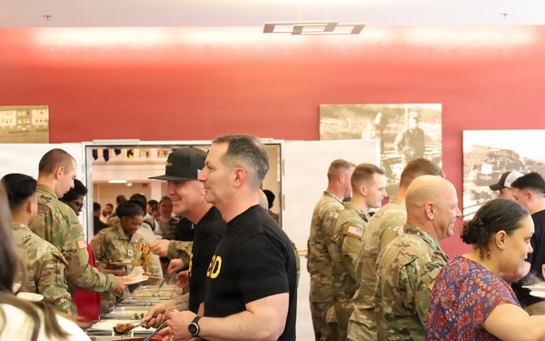 Herd Battalion Leaders Serve Soldiers and Families at UMT Appreciation Dinner