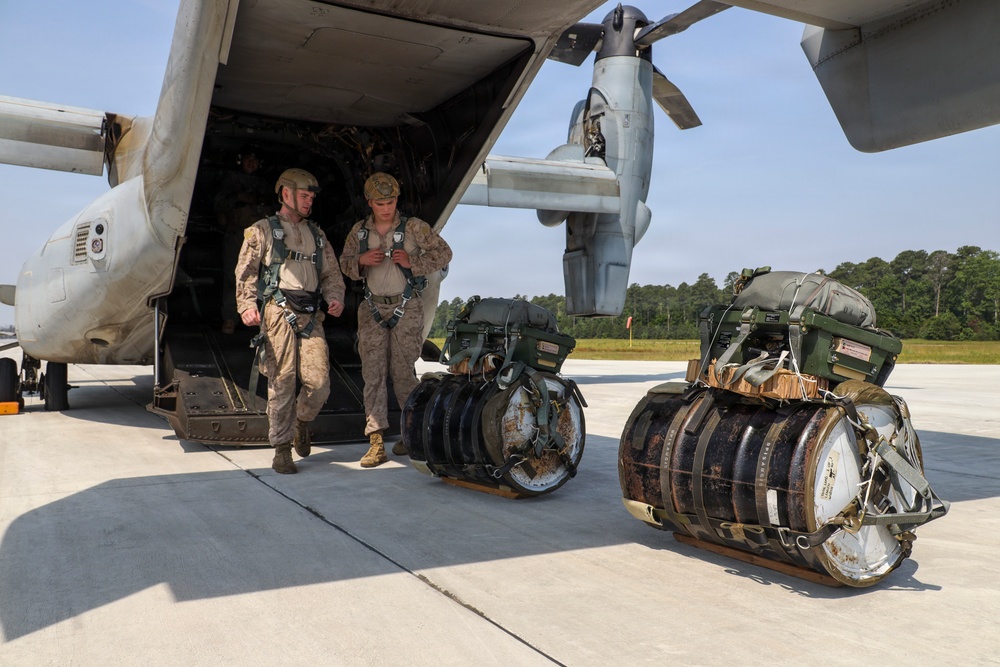 VMM-165 conducts ParaOps