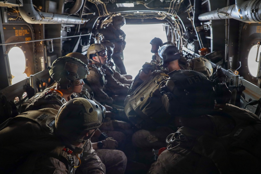 VMM-165 conducts ParaOps