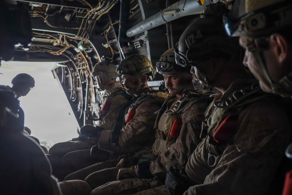 VMM-165 conducts ParaOps