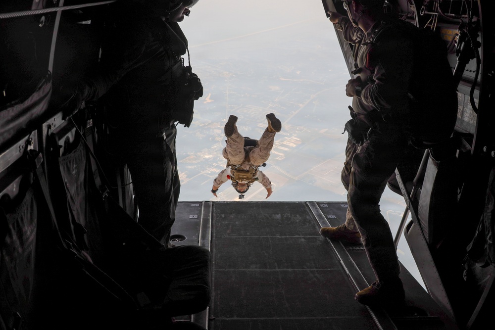 VMM-165 conducts ParaOps