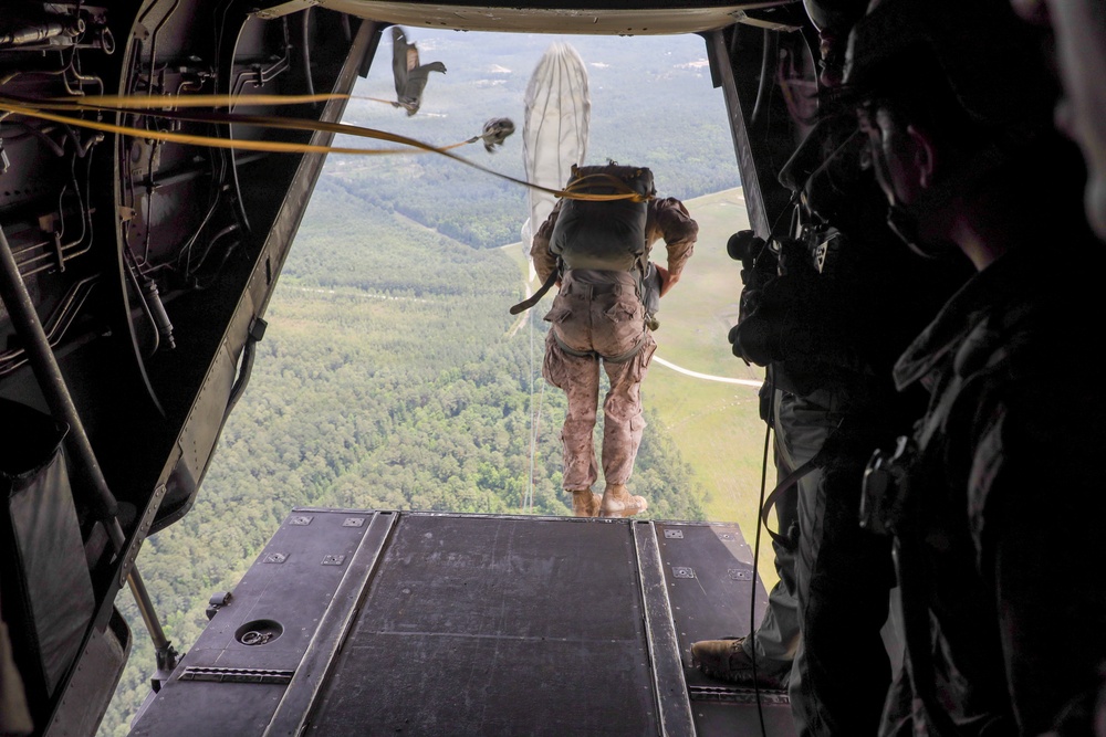 VMM-165 conducts ParaOps