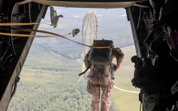 VMM-165 conducts ParaOps