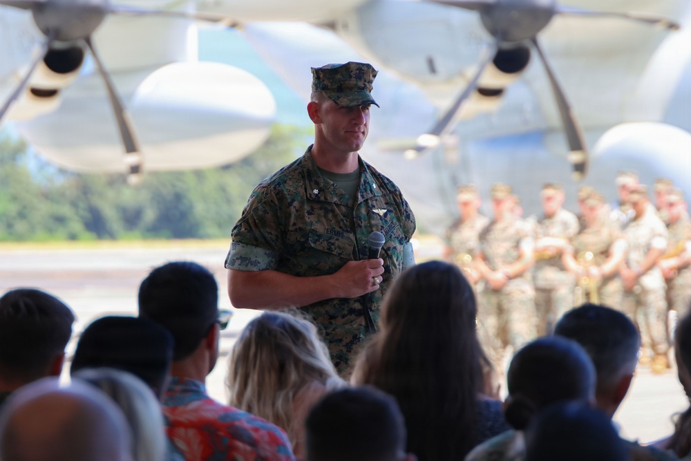 VMGR-153 holds change of command