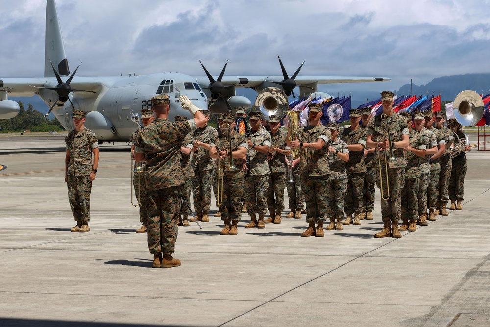 VMGR-153 holds change of command