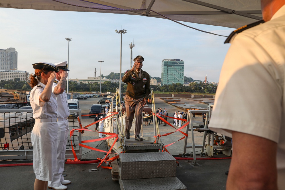 UNC Commander visits Royal Netherlands Navy aboard HNLMS De Ruyter