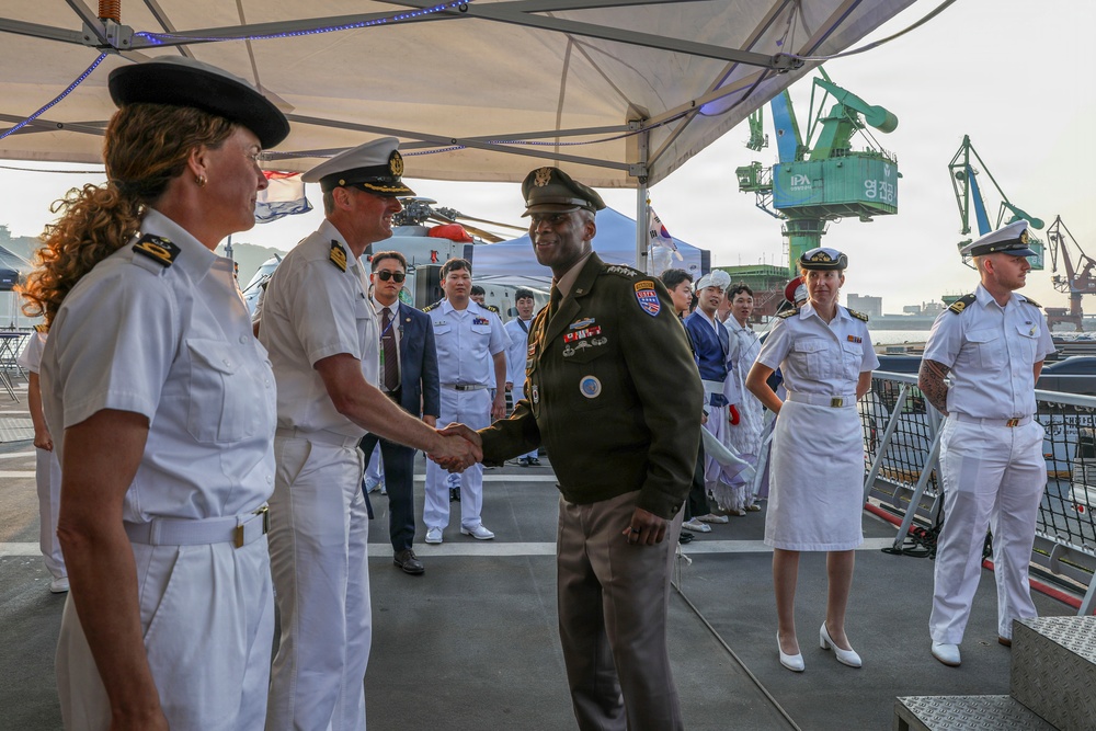 UNC Commander visits Royal Netherlands Navy aboard HNLMS De Ruyter
