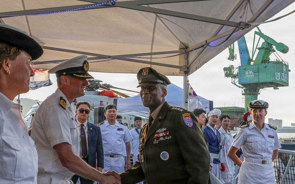 UNC Commander visits Royal Netherlands Navy aboard HNLMS De Ruyter