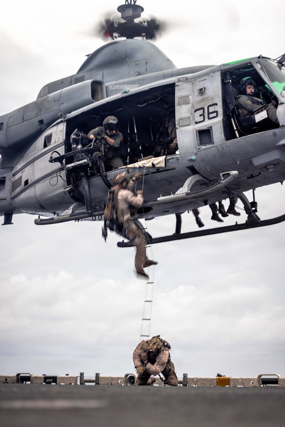 11th MEU Marines, Sailors Conduct Live Air Extraction Training Aboard USS Boxer
