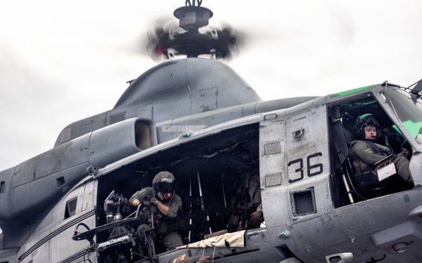 11th MEU Marines, Sailors Conduct Live Air Extraction Training Aboard USS Boxer